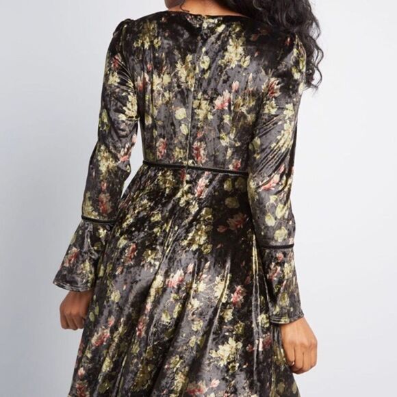 Banned Retro Womens Size 14 Fair & Foward Floral Velvet Mini Dress Bell Sleeve - Picture 6 of 14